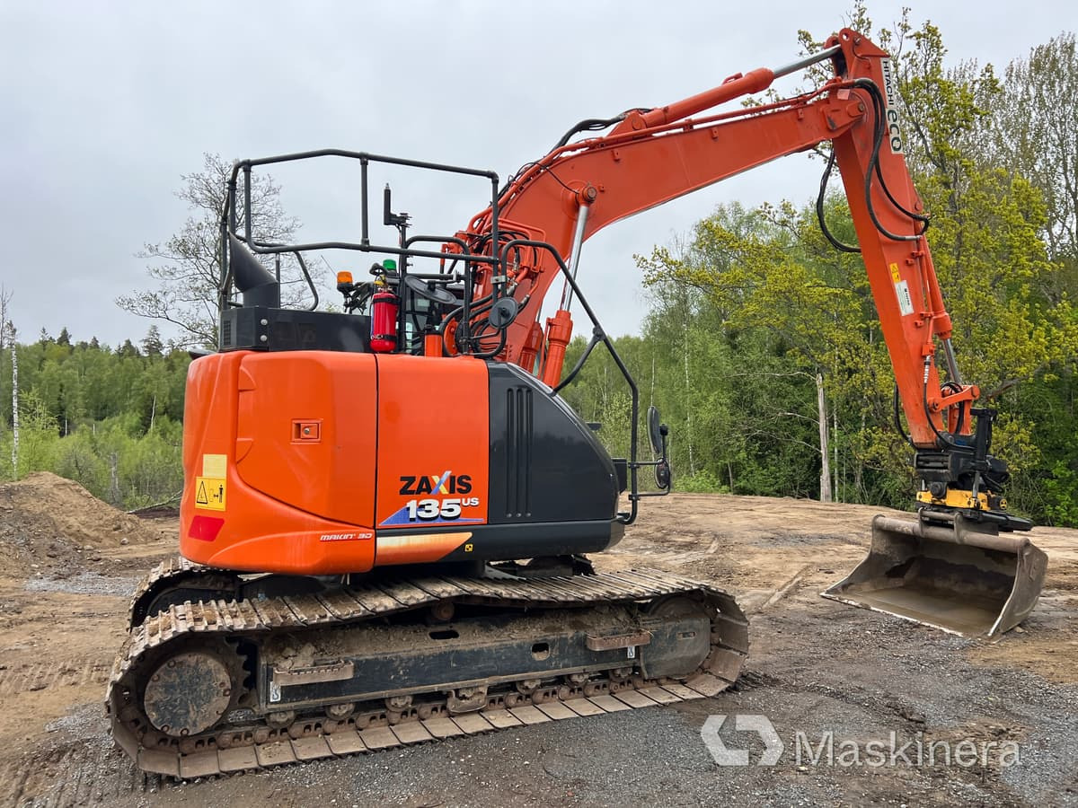 Grävmaskin Hitachi ZX135US-6 med tillbehör - Rupsgraafmachine: afbeelding 4 Grävmaskin Hitachi ZX135US-6 med tillbehör - Rupsgraafmachine: afbeelding 4