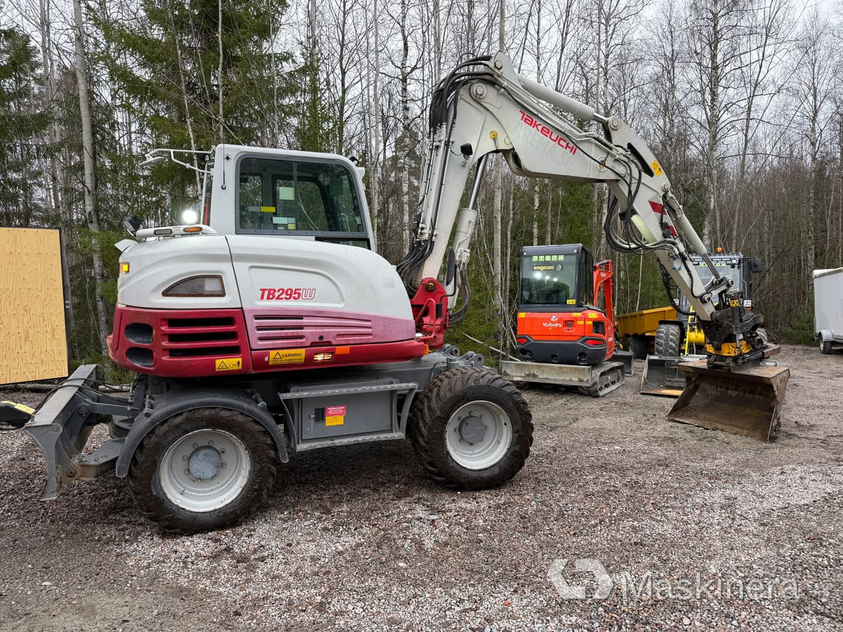 Hjulgrävare Takeuchi TB295W med vagn & redskap - Rupsgraafmachine: afbeelding 2 Hjulgrävare Takeuchi TB295W med vagn & redskap - Rupsgraafmachine: afbeelding 2