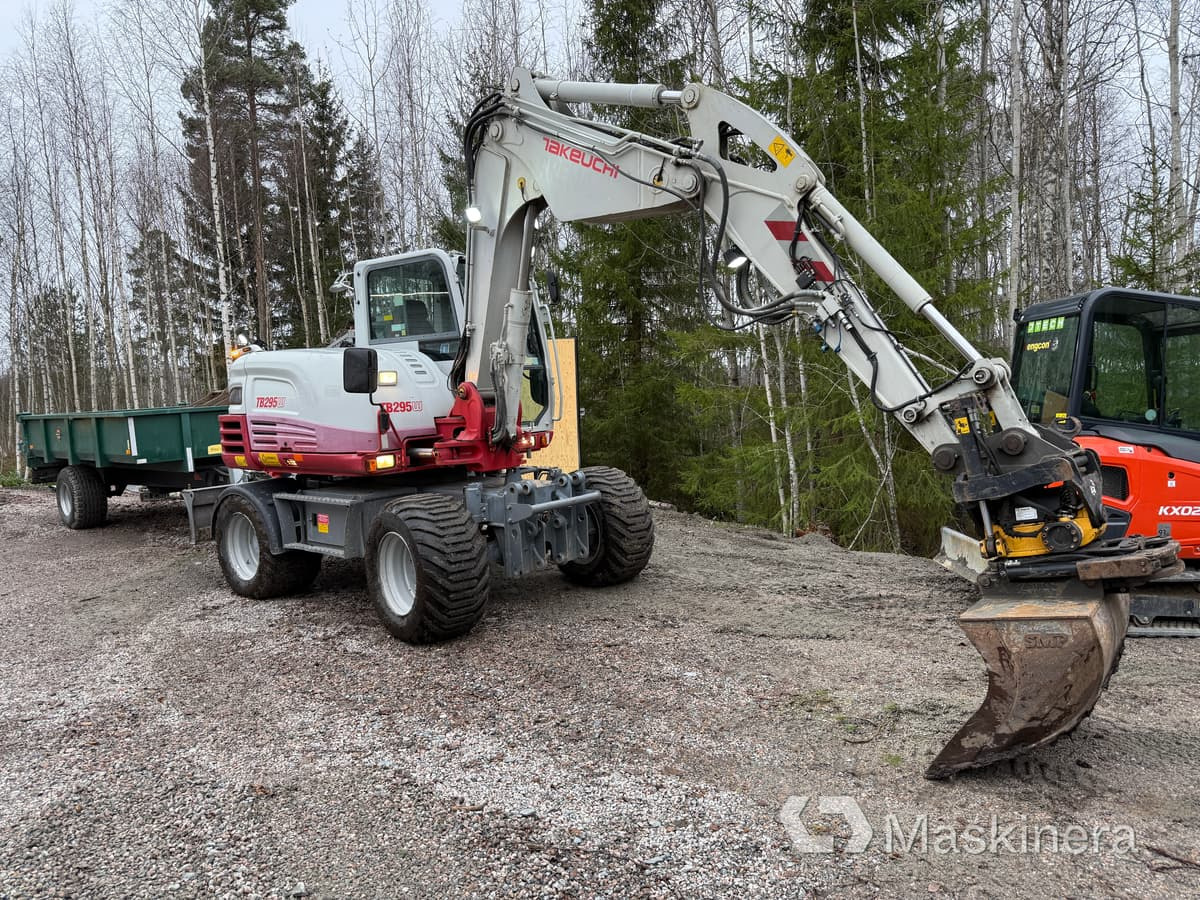 Hjulgrävare Takeuchi TB295W med vagn & redskap - Rupsgraafmachine: afbeelding 1 Hjulgrävare Takeuchi TB295W med vagn & redskap - Rupsgraafmachine: afbeelding 1