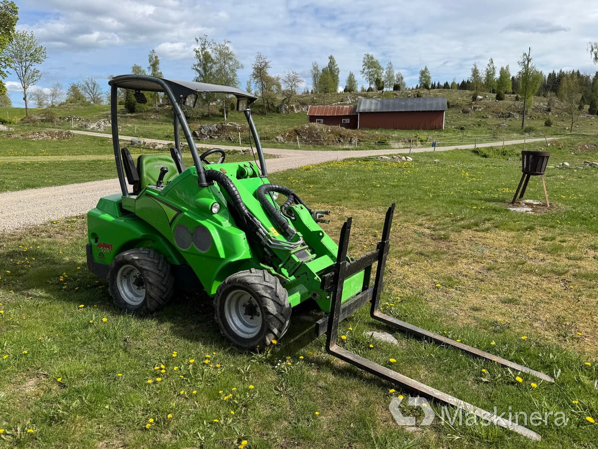Kompaktlastare Avant 520 med pallgafflar - Kniklader: afbeelding 1 Kompaktlastare Avant 520 med pallgafflar - Kniklader: afbeelding 1