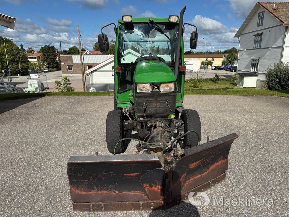 Traktor John Deere 4200 med frontlyft, Vikplog & Sandspridare - Tractor: afbeelding 2 Traktor John Deere 4200 med frontlyft, Vikplog & Sandspridare - Tractor: afbeelding 2