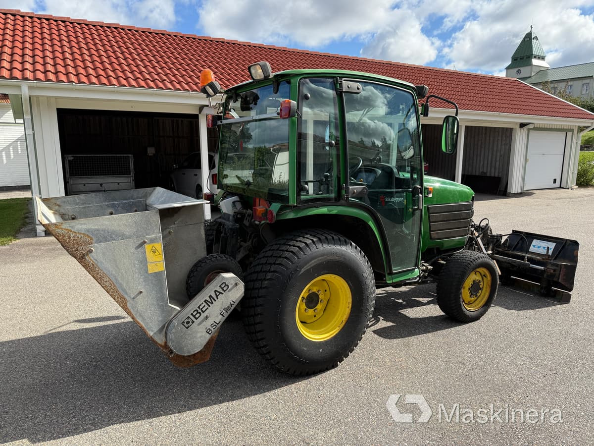 Traktor John Deere 4200 med frontlyft, Vikplog & Sandspridare - Tractor: afbeelding 5 Traktor John Deere 4200 med frontlyft, Vikplog & Sandspridare - Tractor: afbeelding 5