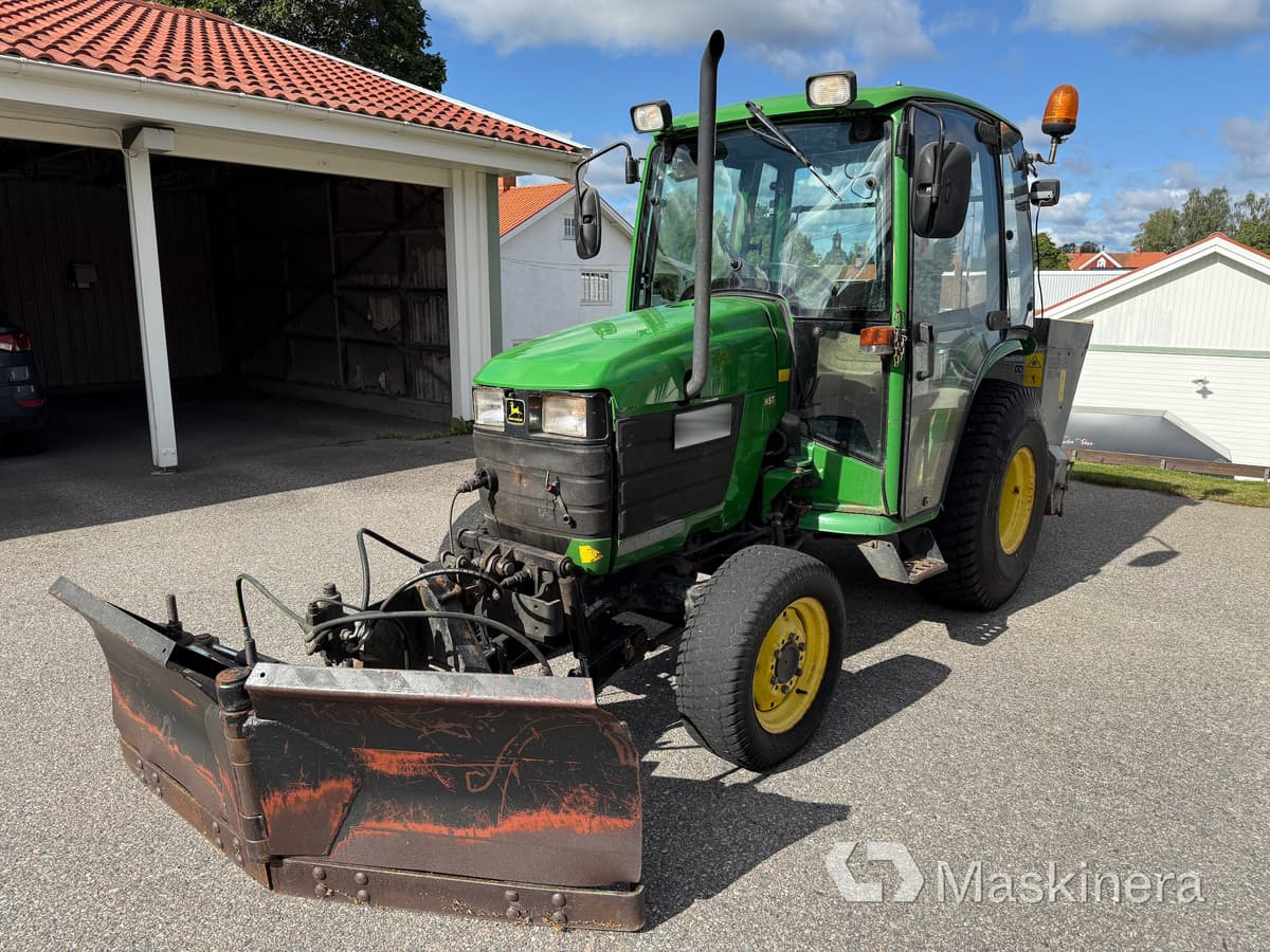 Traktor John Deere 4200 med frontlyft, Vikplog & Sandspridare - Tractor: afbeelding 1 Traktor John Deere 4200 med frontlyft, Vikplog & Sandspridare - Tractor: afbeelding 1