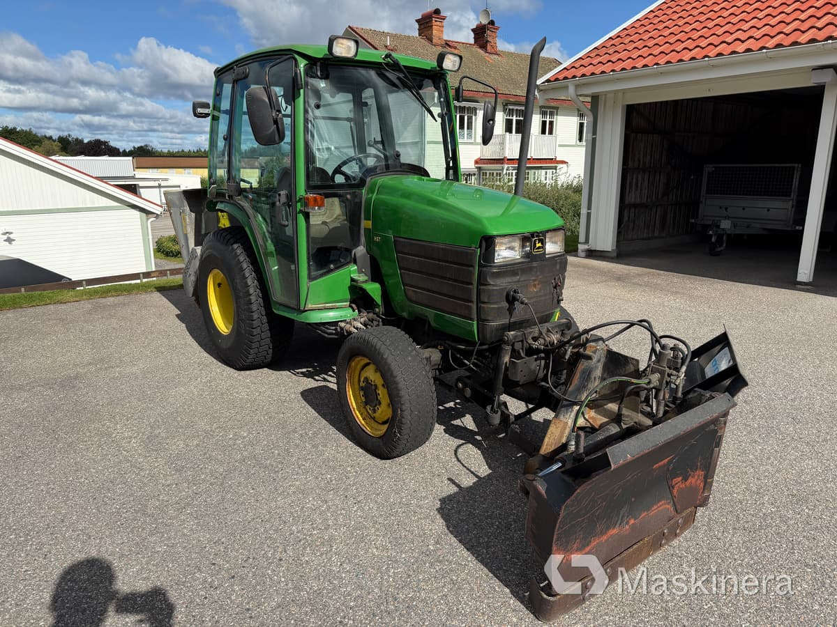 Traktor John Deere 4200 med frontlyft, Vikplog & Sandspridare - Tractor: afbeelding 3 Traktor John Deere 4200 med frontlyft, Vikplog & Sandspridare - Tractor: afbeelding 3