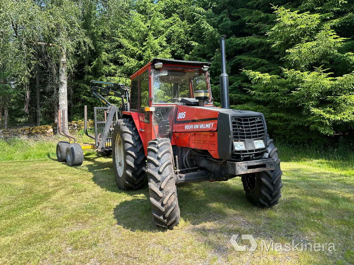 Traktor Volvo BM 805-4 med skogsvagn och kran - Tractor, Uitrijwagen: afbeelding 2 Traktor Volvo BM 805-4 med skogsvagn och kran - Tractor, Uitrijwagen: afbeelding 2