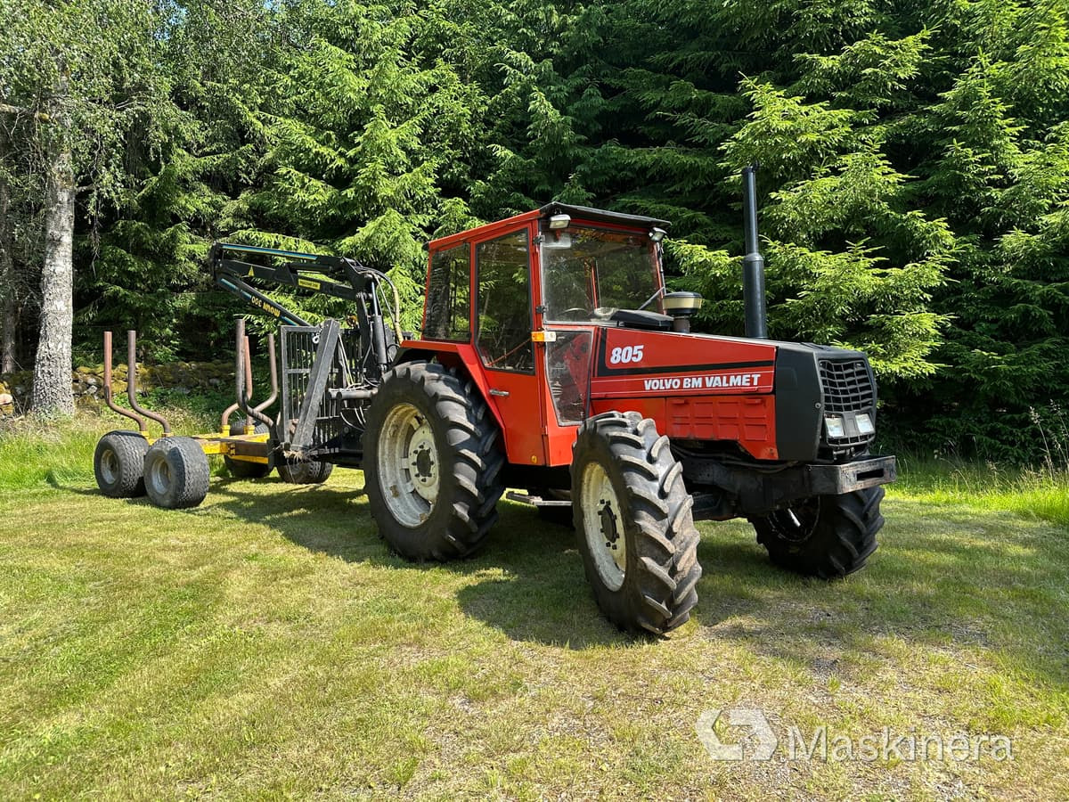 Traktor Volvo BM 805-4 med skogsvagn och kran - Tractor, Uitrijwagen: afbeelding 1 Traktor Volvo BM 805-4 med skogsvagn och kran - Tractor, Uitrijwagen: afbeelding 1