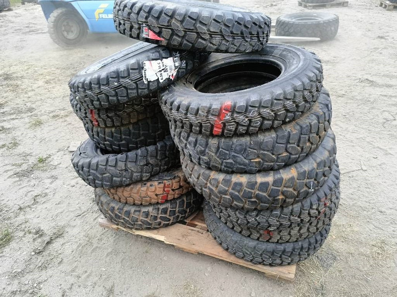 Michelin 6,50 R16 C 7,00R16 C 22/100R16 255/100R16 banden l - Banden en velgen voor Bouwmachine: afbeelding 2 Michelin 6,50 R16 C 7,00R16 C 22/100R16 255/100R16 banden l - Banden en velgen voor Bouwmachine: afbeelding 2