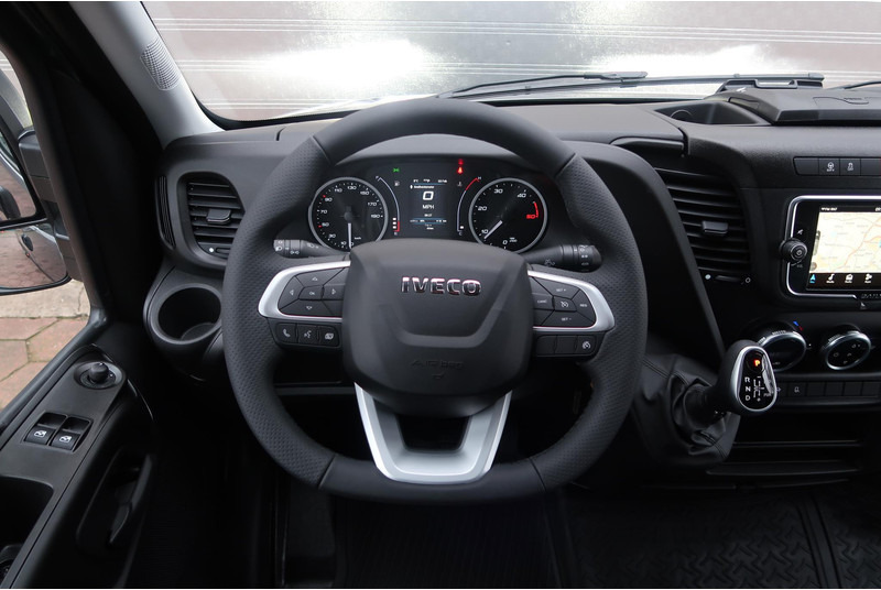 Interieur foto 2: Gesloten bestelwagen Iveco Daily 35S18HV 3.0 L2H2 BPM VRIJ/ AUT/ 2X SCHUIFDEUR/ CAMERA/ CRUISE/ CLIMA/ NAVI/ LED