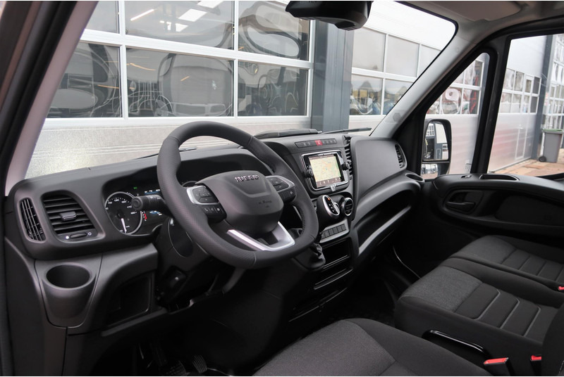 Interieur foto 3: Gesloten bestelwagen Iveco Daily 35S18HV 3.0 L2H2 BPM VRIJ/ AUT/ 2X SCHUIFDEUR/ CAMERA/ CRUISE/ CLIMA/ NAVI/ LED