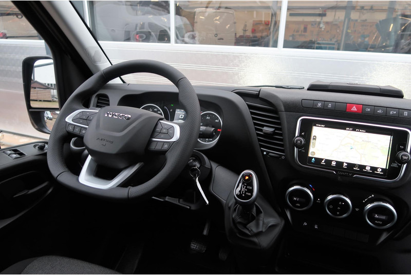 Interieur foto 1: Gesloten bestelwagen Iveco Daily 35S18HV 3.0 L2H2 BPM VRIJ/ AUT/ 2X SCHUIFDEUR/ CAMERA/ CRUISE/ CLIMA/ NAVI/ LED