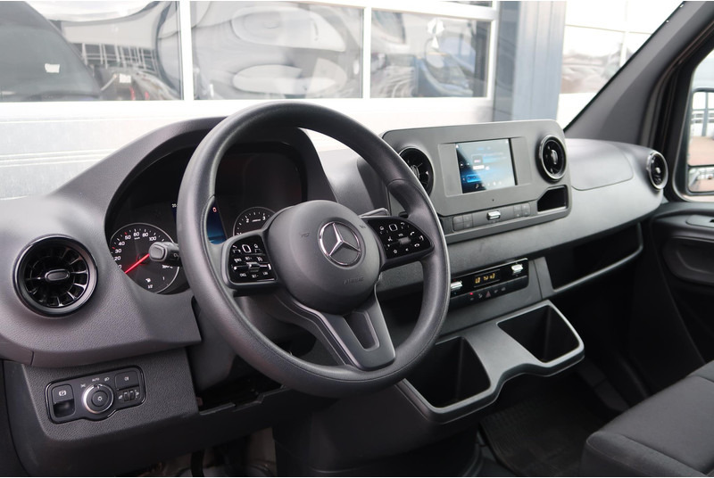 Mercedes-Benz Sprinter 317 CDI L2H2 AUT/ CAMERA/ MBUX/ CRUISE/ AIRCO - Gesloten bestelwagen: afbeelding 2 Mercedes-Benz Sprinter 317 CDI L2H2 AUT/ CAMERA/ MBUX/ CRUISE/ AIRCO - Gesloten bestelwagen: afbeelding 2