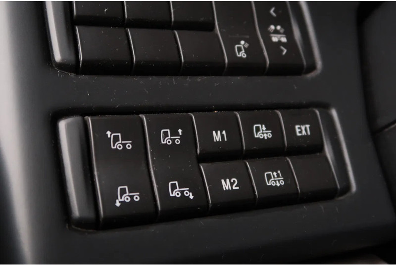 Scania P500 6x2/ FULL AIR/ HYDRAULIC/ LEATHER/ 2.950 WB/ DIFF LOCK/ SLIDE DISH - Trekker: afbeelding 4 Scania P500 6x2/ FULL AIR/ HYDRAULIC/ LEATHER/ 2.950 WB/ DIFF LOCK/ SLIDE DISH - Trekker: afbeelding 4