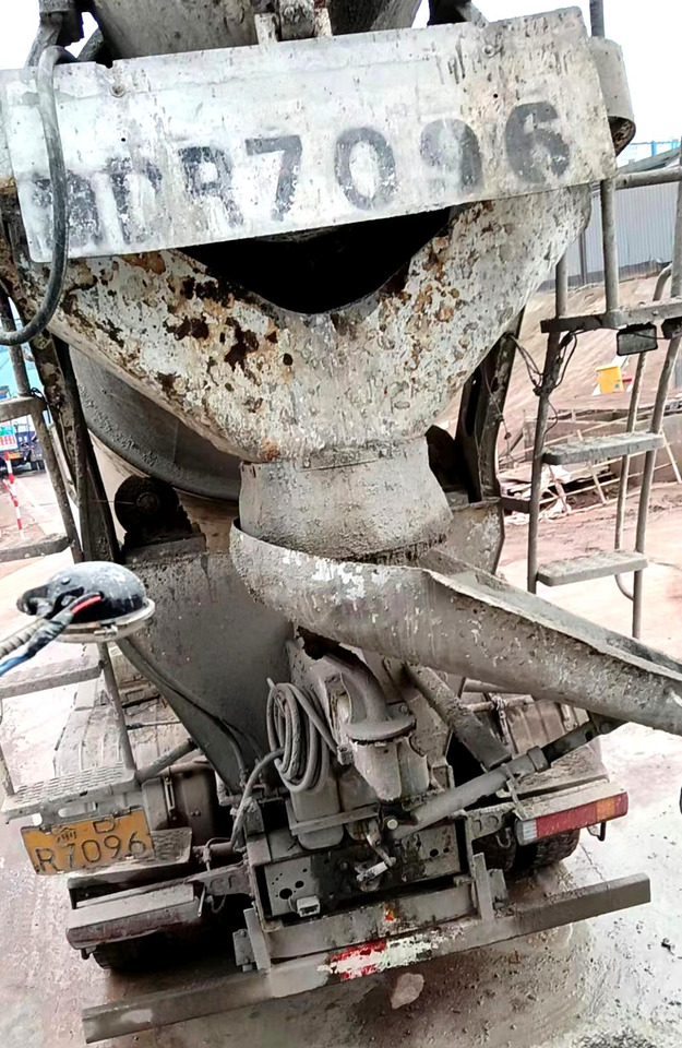XCMG Official G4804B Second Hand Concrete Mixer Cement Truck 12m³ Cement Mixer Sale - Betonmixer: afbeelding 4 XCMG Official G4804B Second Hand Concrete Mixer Cement Truck 12m³ Cement Mixer Sale - Betonmixer: afbeelding 4