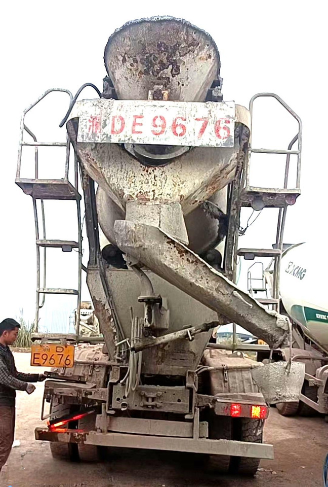 XCMG Official Second Hand Diesel Cement Mixer G4804B 12m³ Truck-mounted Concrete Mixer Truck Price - Betonmixer: afbeelding 3 XCMG Official Second Hand Diesel Cement Mixer G4804B 12m³ Truck-mounted Concrete Mixer Truck Price - Betonmixer: afbeelding 3