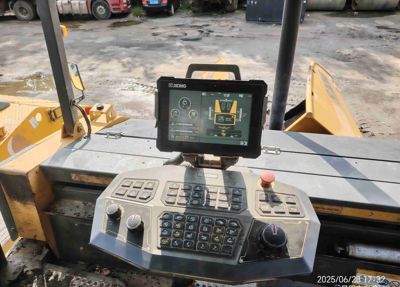 XCMG RP905HDIV used hydraulic mobile asphalt paver - Asfaltafwerkmachine: afbeelding 4 XCMG RP905HDIV used hydraulic mobile asphalt paver - Asfaltafwerkmachine: afbeelding 4