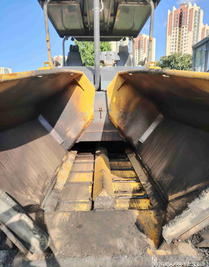 XCMG RP905HDIV used hydraulic mobile asphalt paver - Asfaltafwerkmachine: afbeelding 5 XCMG RP905HDIV used hydraulic mobile asphalt paver - Asfaltafwerkmachine: afbeelding 5