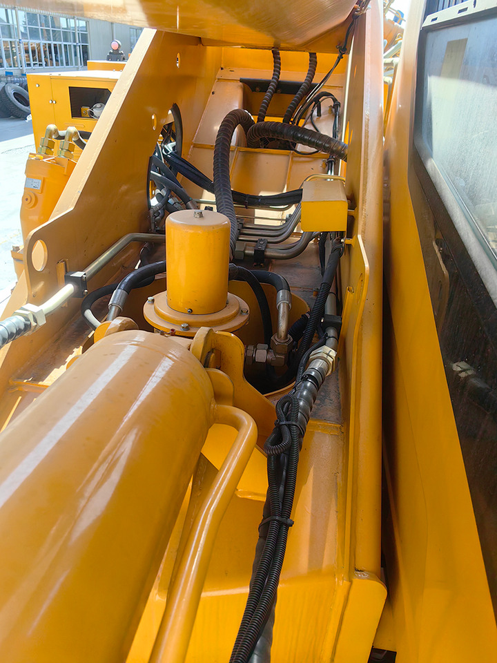 XCMG used XCT12L5-5 12ton five section telescopic boom hydraulic truck crane for sale - Mobiele kraan: afbeelding 4 XCMG used XCT12L5-5 12ton five section telescopic boom hydraulic truck crane for sale - Mobiele kraan: afbeelding 4