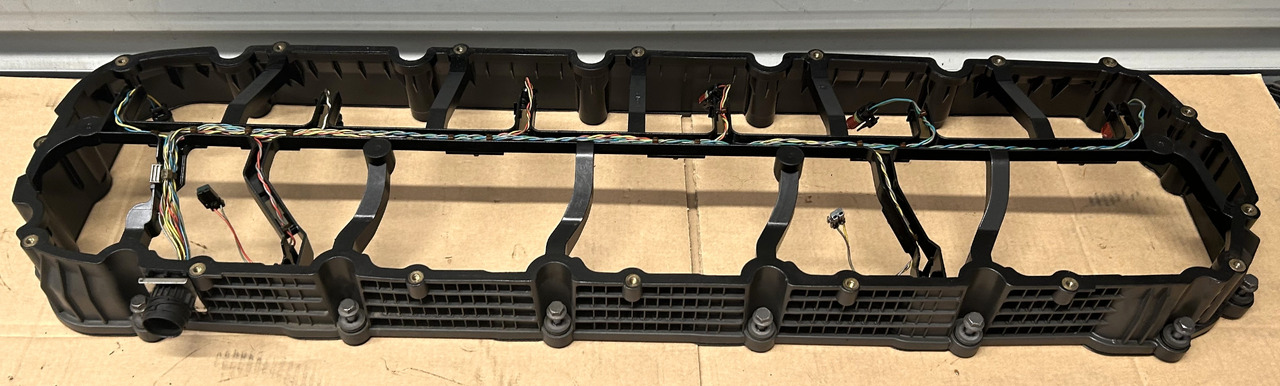 DAF ENGINE VALVE COVER + SPACER FRAME XF 106 - Cilinderkop: afbeelding 5 DAF ENGINE VALVE COVER + SPACER FRAME XF 106 - Cilinderkop: afbeelding 5