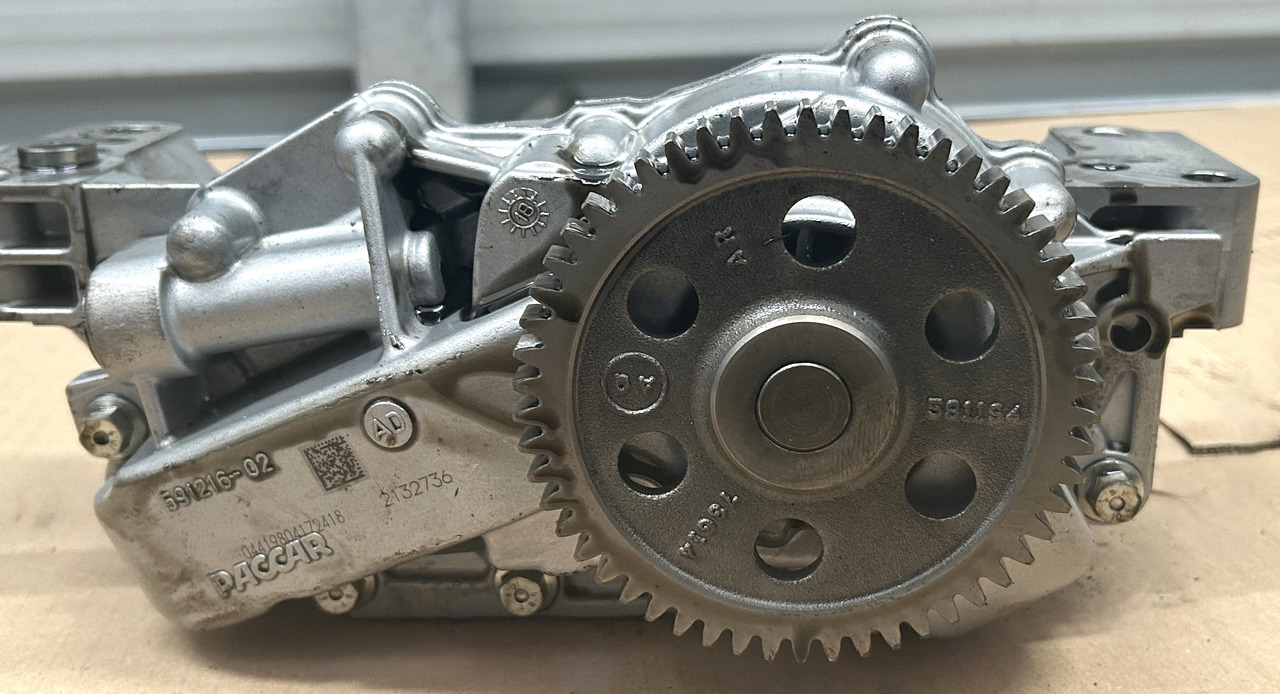 DAF OIL PUMP WITH PIPES DAF XF 106 480 - Oliepomp: afbeelding 5 DAF OIL PUMP WITH PIPES DAF XF 106 480 - Oliepomp: afbeelding 5