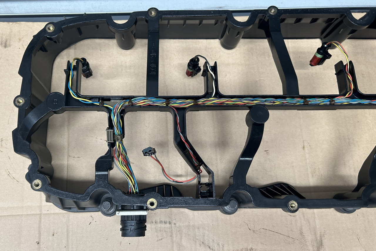 DAF SPACER FRAME ENGINE VALVE COVER XF 106 480 2033255 - Cilinderkop: afbeelding 4 DAF SPACER FRAME ENGINE VALVE COVER XF 106 480 2033255 - Cilinderkop: afbeelding 4