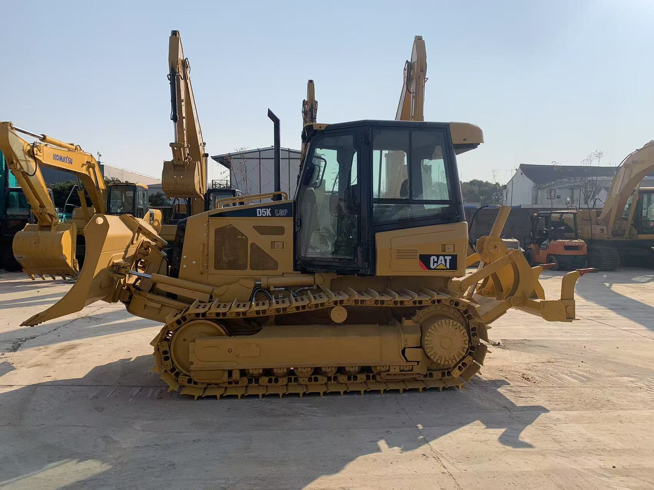 Caterpillar Bulldozer CAT D5G, D5K Good Price Japan Origin Tractor - Bulldozer: afbeelding 2 Caterpillar Bulldozer CAT D5G, D5K Good Price Japan Origin Tractor - Bulldozer: afbeelding 2
