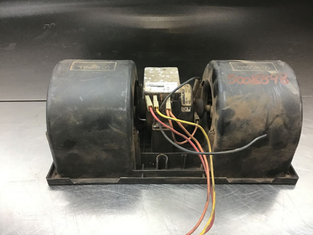 Liebherr A310 / A312 Li / A316 Li / R310 / R312 / R900 / R966 / R970 / R976 / R980 - Interieurventilator: afbeelding 1 Liebherr A310 / A312 Li / A316 Li / R310 / R312 / R900 / R966 / R970 / R976 / R980 - Interieurventilator: afbeelding 1