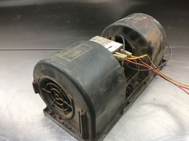 Liebherr A310 / A312 Li / A316 Li / R310 / R312 / R900 / R966 / R970 / R976 / R980 - Interieurventilator: afbeelding 2 Liebherr A310 / A312 Li / A316 Li / R310 / R312 / R900 / R966 / R970 / R976 / R980 - Interieurventilator: afbeelding 2