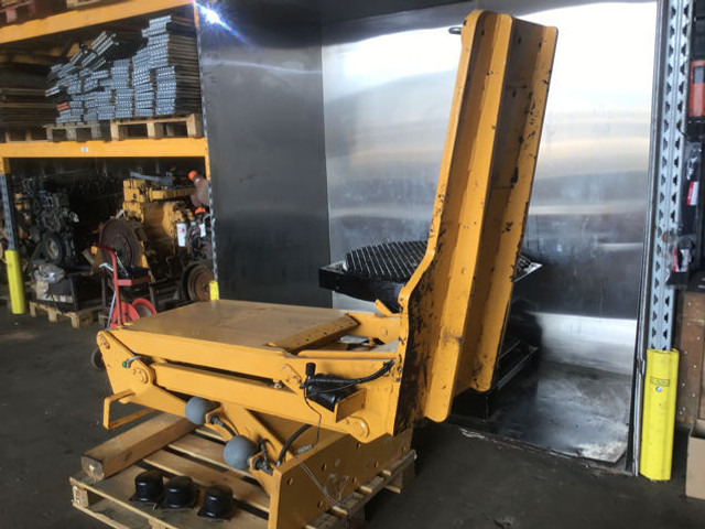 Liebherr A902 INDUSTRIAL / A902 Li / A904 INDUSTRIAL / A904 Li / A912 Li / A914 Li / A914B Li / A922 Li / A924 li - Cabine en interieur: afbeelding 1 Liebherr A902 INDUSTRIAL / A902 Li / A904 INDUSTRIAL / A904 Li / A912 Li / A914 Li / A914B Li / A922 Li / A924 li - Cabine en interieur: afbeelding 1