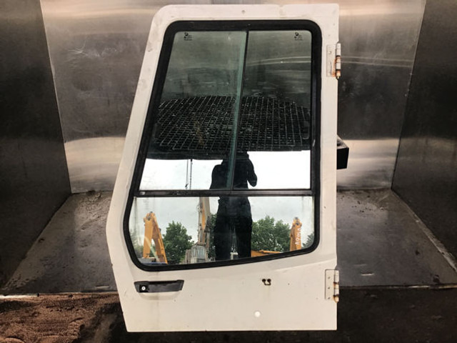 Liebherr Cabin Door - Deur en onderdelen: afbeelding 4 Liebherr Cabin Door - Deur en onderdelen: afbeelding 4