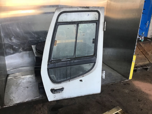 Liebherr Cabin Door - Deur en onderdelen: afbeelding 1 Liebherr Cabin Door - Deur en onderdelen: afbeelding 1