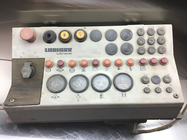 Liebherr LR632 - Instrumentenpaneel: afbeelding 4 Liebherr LR632 - Instrumentenpaneel: afbeelding 4