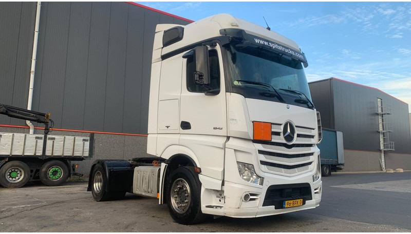 Mercedes-Benz Actros 1842 Dakspoiler + Koelkast - Trekker: afbeelding 3 Mercedes-Benz Actros 1842 Dakspoiler + Koelkast - Trekker: afbeelding 3