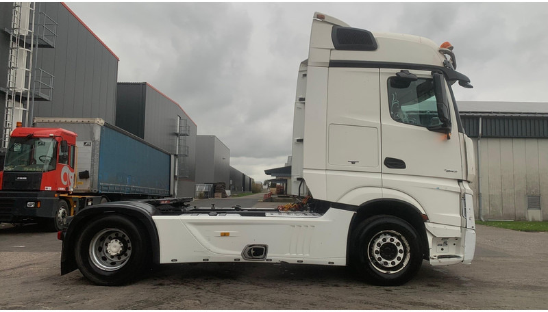 Mercedes-Benz Actros 1942 Dakspoiler + Koelkast - Trekker: afbeelding 5 Mercedes-Benz Actros 1942 Dakspoiler + Koelkast - Trekker: afbeelding 5