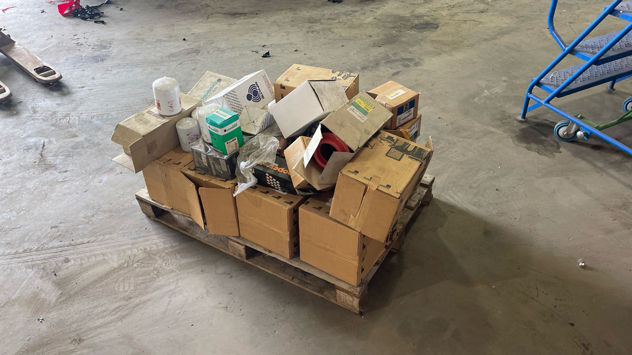 AIR & FUEL FILTERS (PALLET OF) - Bouwmaterieel: afbeelding 3 AIR & FUEL FILTERS (PALLET OF) - Bouwmaterieel: afbeelding 3
