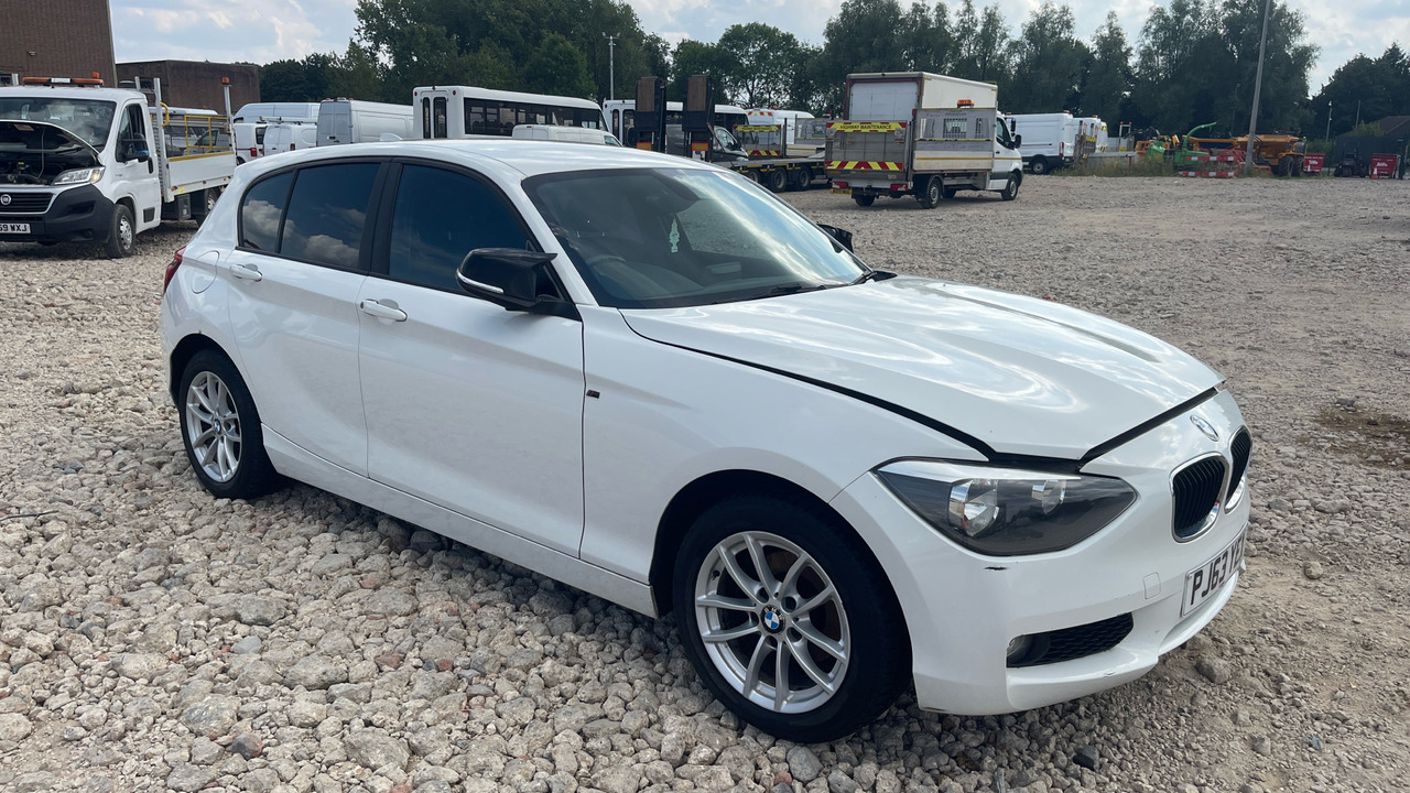 BMW 116D - Hatchback: afbeelding 1 BMW 116D - Hatchback: afbeelding 1