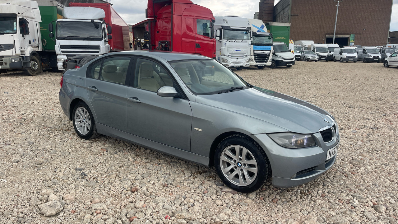 BMW 320 I - Hatchback: afbeelding 1 BMW 320 I - Hatchback: afbeelding 1