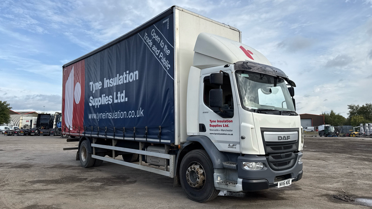 DAF LF 220 - Schuifzeilen vrachtwagen: afbeelding 1 DAF LF 220 - Schuifzeilen vrachtwagen: afbeelding 1