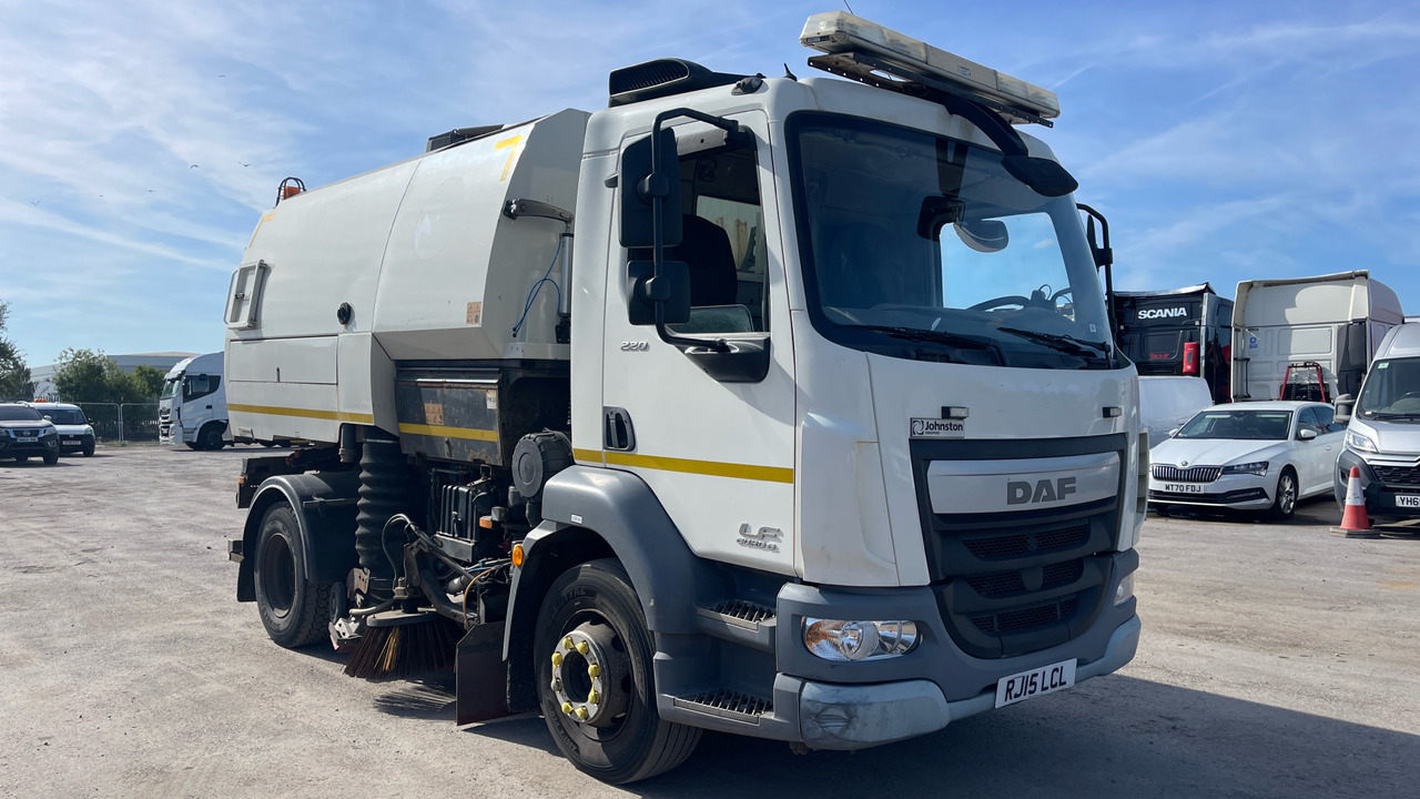 DAF LF 220 - Veegwagen: afbeelding 1 DAF LF 220 - Veegwagen: afbeelding 1