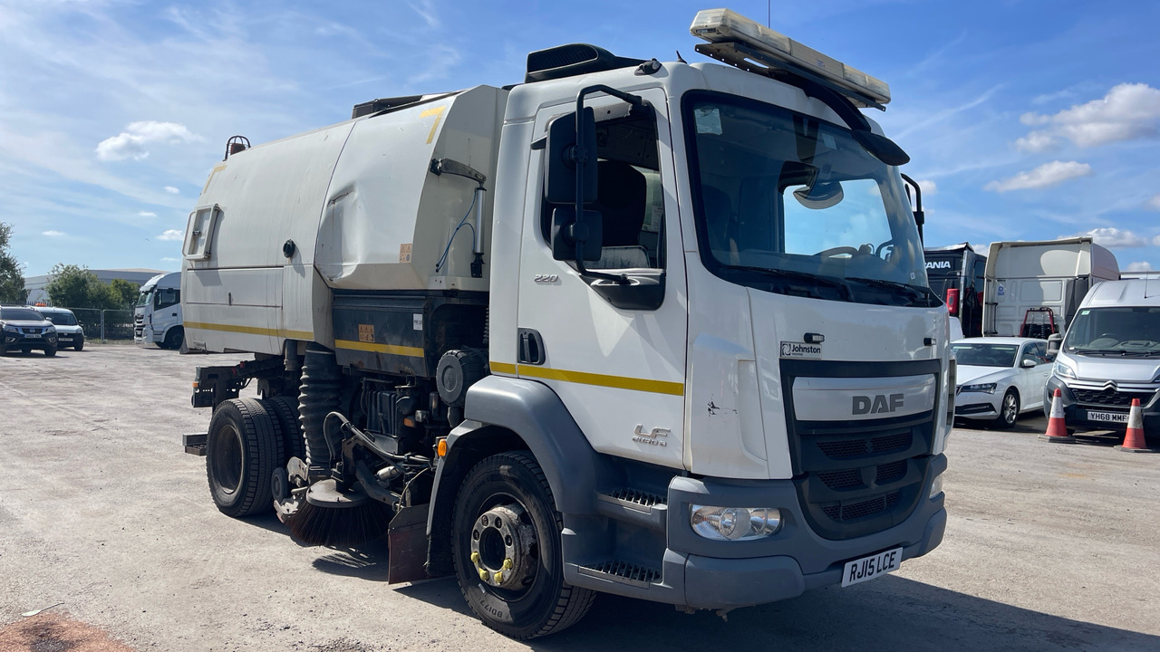 DAF LF 220 - Veegwagen: afbeelding 1 DAF LF 220 - Veegwagen: afbeelding 1