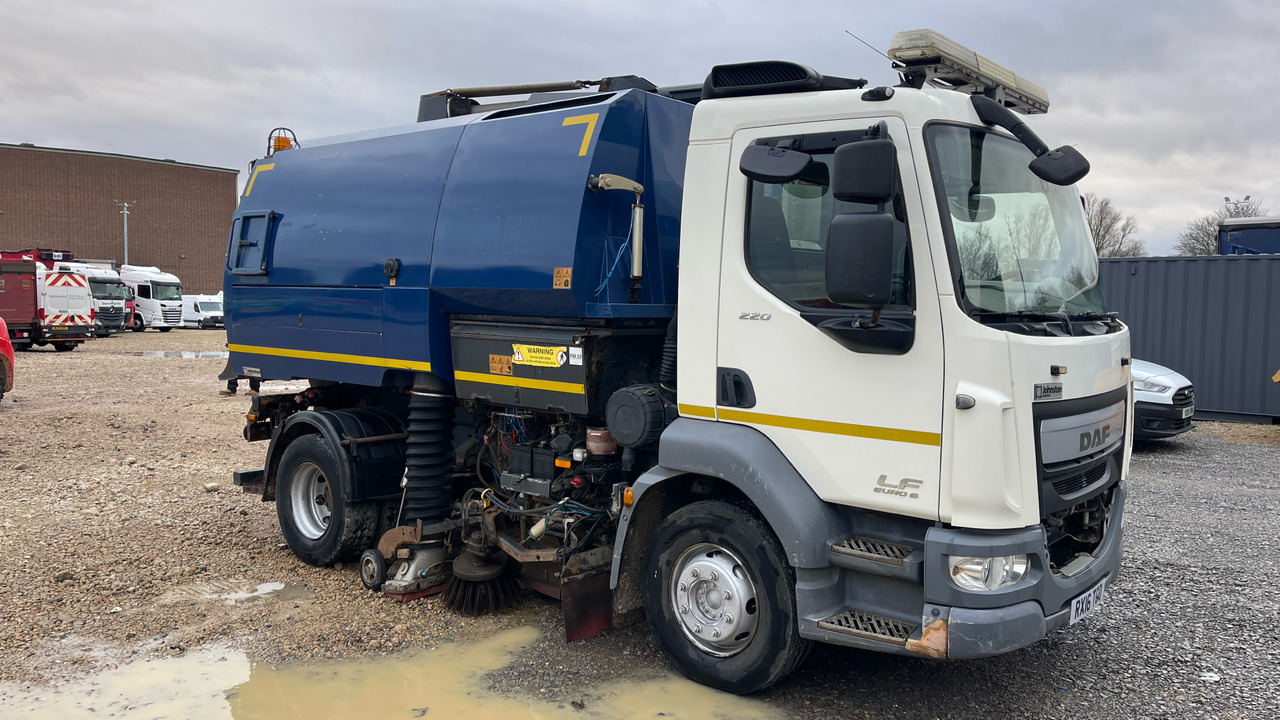 Daf LF 220 - Veegwagen: afbeelding 1 Daf LF 220 - Veegwagen: afbeelding 1