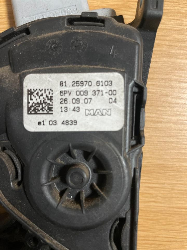 MAN TGX Gaspedal 81.259706103 - Pedaal voor Vrachtwagen: afbeelding 2 MAN TGX Gaspedal 81.259706103 - Pedaal voor Vrachtwagen: afbeelding 2