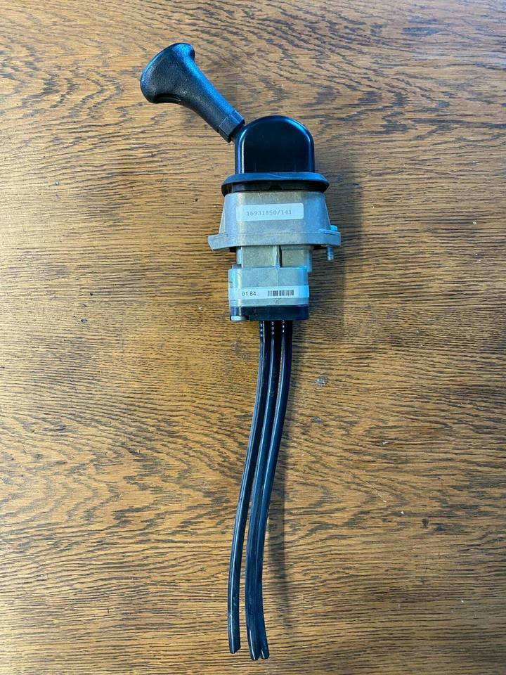 Mercedes Actros MP2 Handknorrbremse A 000 420 01 84 - Versnellingspook voor Vrachtwagen: afbeelding 1 Mercedes Actros MP2 Handknorrbremse A 000 420 01 84 - Versnellingspook voor Vrachtwagen: afbeelding 1