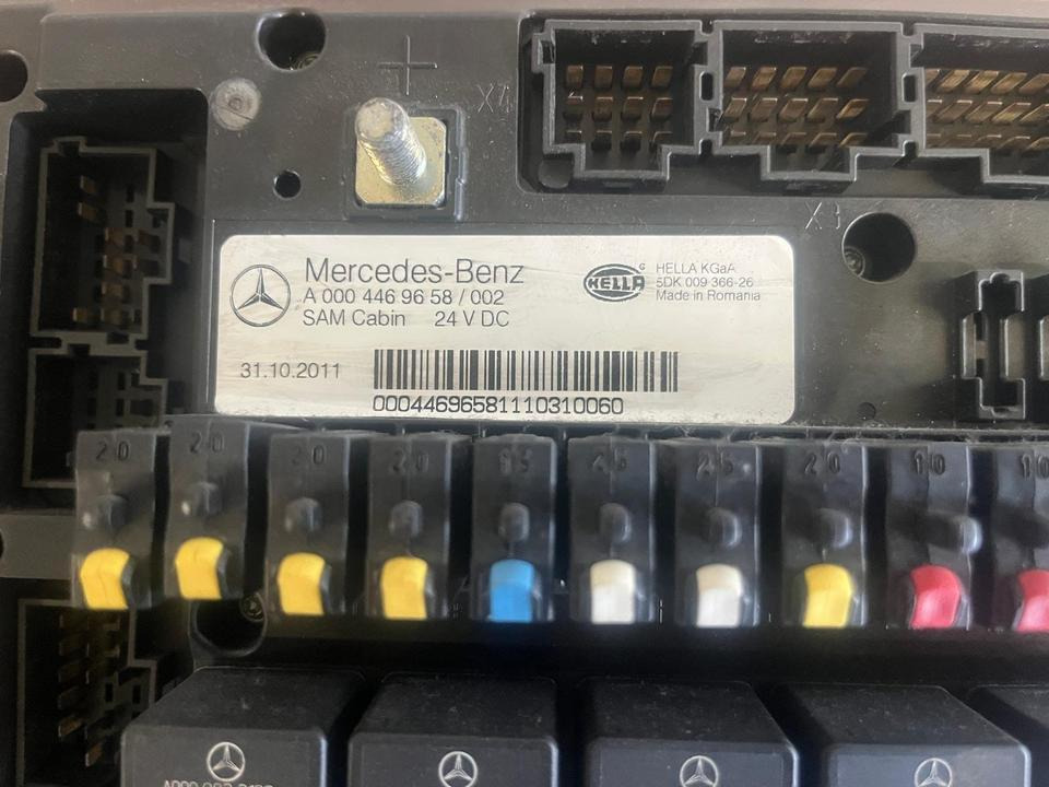 Mercedes Actros MP4 SAM Cabin Sicherungskasten A0004469658 - Zekeringkast voor Vrachtwagen: afbeelding 3 Mercedes Actros MP4 SAM Cabin Sicherungskasten A0004469658 - Zekeringkast voor Vrachtwagen: afbeelding 3