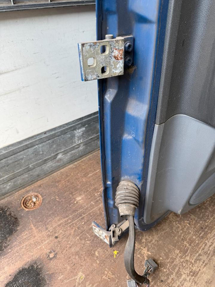 Mercedes Atego 2 Beifahrertür Blau Spiegel Innenverkleidung LN 68 - Deur en onderdelen voor Vrachtwagen: afbeelding 4 Mercedes Atego 2 Beifahrertür Blau Spiegel Innenverkleidung LN 68 - Deur en onderdelen voor Vrachtwagen: afbeelding 4