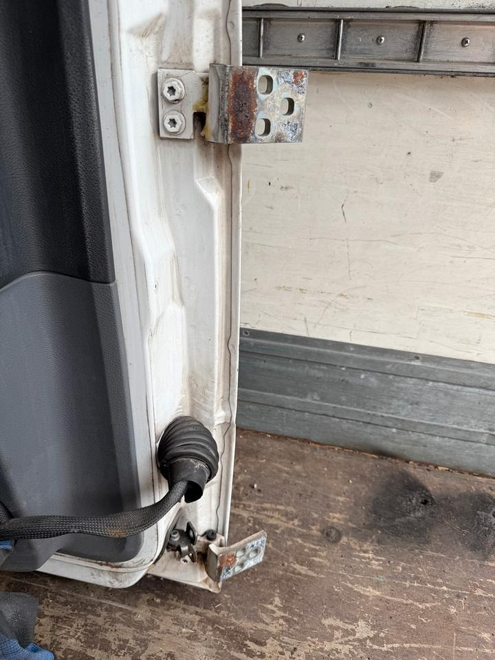 Mercedes Atego 2 Fahrertür Weiße Spiegel Innenverkleidung LN 72 - Deur en onderdelen voor Vrachtwagen: afbeelding 3 Mercedes Atego 2 Fahrertür Weiße Spiegel Innenverkleidung LN 72 - Deur en onderdelen voor Vrachtwagen: afbeelding 3