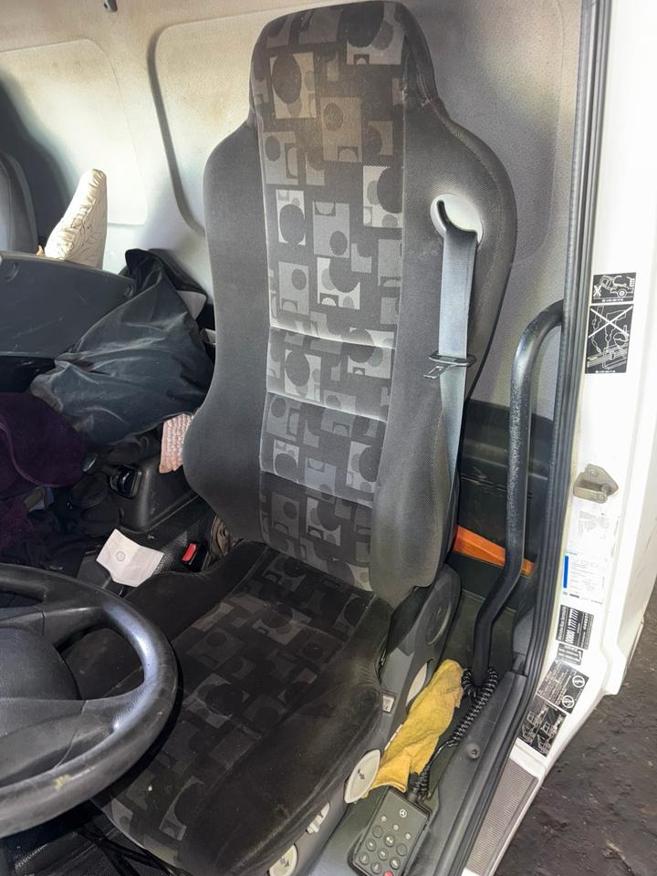 Mercedes Atego 3 Fahrersitz - Zitplaats voor Vrachtwagen: afbeelding 1 Mercedes Atego 3 Fahrersitz - Zitplaats voor Vrachtwagen: afbeelding 1