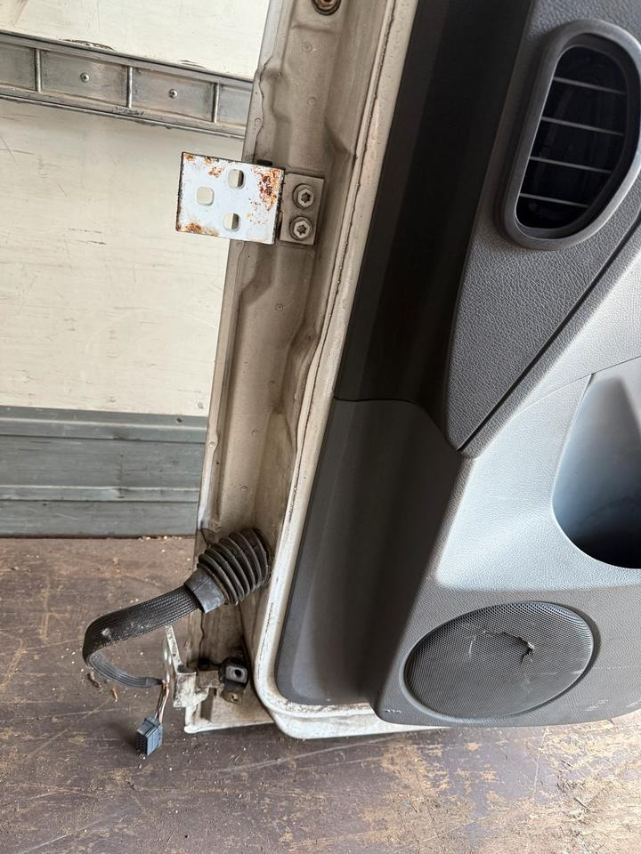 Mercedes Atego Beifahrertür Weiß Spiegel Innenverkleidung LN 75 - Deur en onderdelen voor Vrachtwagen: afbeelding 4 Mercedes Atego Beifahrertür Weiß Spiegel Innenverkleidung LN 75 - Deur en onderdelen voor Vrachtwagen: afbeelding 4