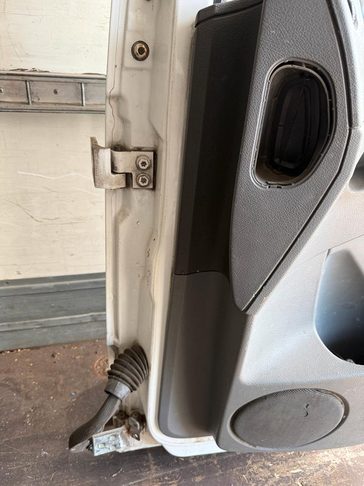 Mercedes Atego Beifahrertür weiß Spiegel Innenverkleidung - Deur en onderdelen voor Vrachtwagen: afbeelding 4 Mercedes Atego Beifahrertür weiß Spiegel Innenverkleidung - Deur en onderdelen voor Vrachtwagen: afbeelding 4
