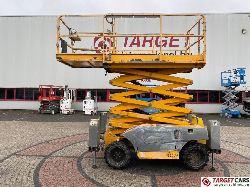 Haulotte Compact 12DX Diesel 4x4 Scissor Work Lift 1206cm - Schaarlift: afbeelding 5 Haulotte Compact 12DX Diesel 4x4 Scissor Work Lift 1206cm - Schaarlift: afbeelding 5
