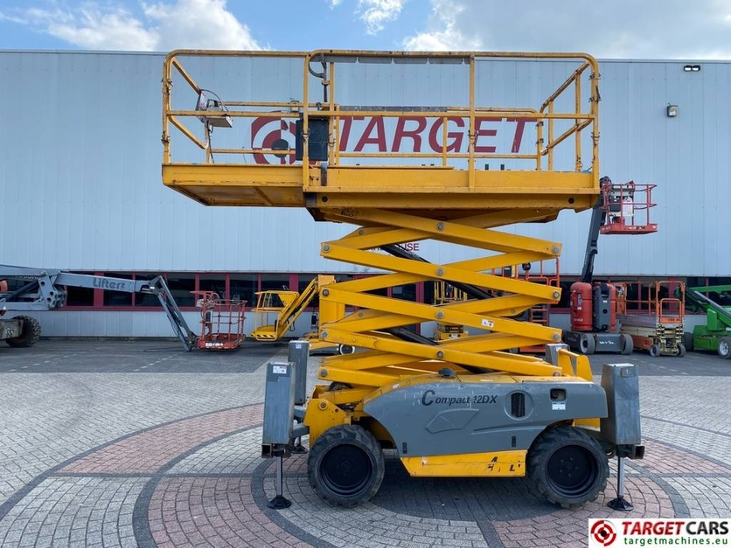 Haulotte Compact 12DX Diesel 4x4 Scissor Work Lift 1206cm  - Schaarlift: afbeelding 5 Haulotte Compact 12DX Diesel 4x4 Scissor Work Lift 1206cm  - Schaarlift: afbeelding 5